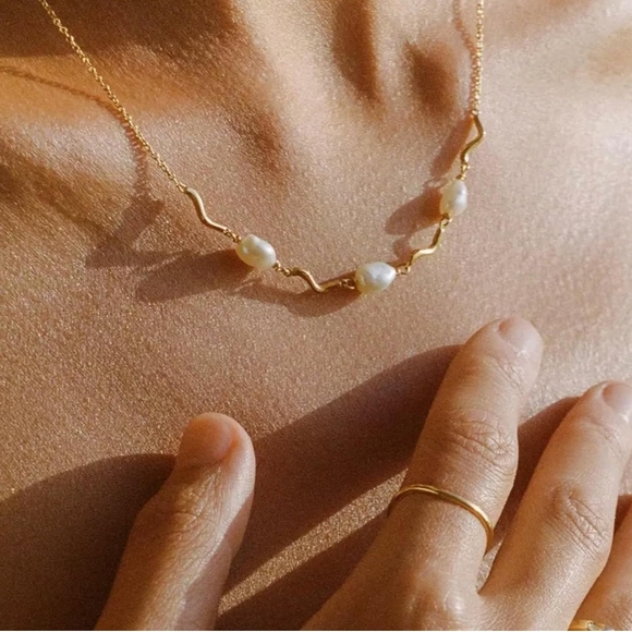 Gold and Pearl Necklace - Picture 4 of 6